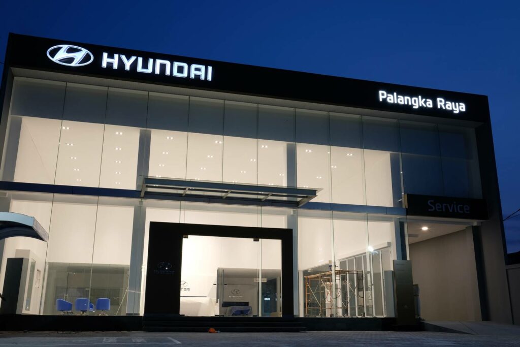 Proyek pembangunan showroom Hyundai Palangka Raya – fasad kaca curtain wall oleh CV. Kalih Mekar